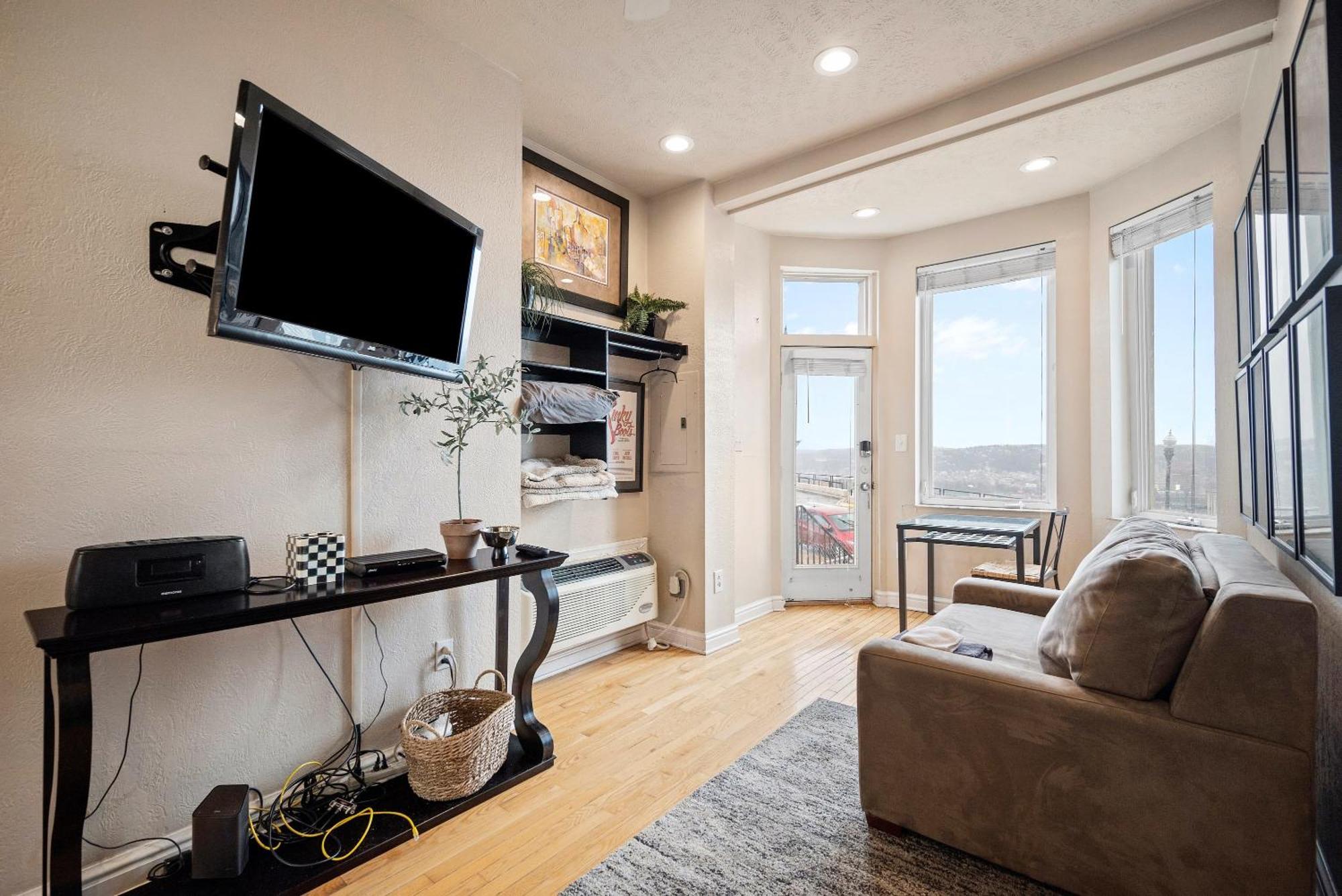 شقة Charming Studio-Panoramic View-Your Pittsburgh Sanctuary المظهر الخارجي الصورة